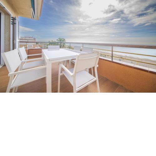 R143 Beachfront Apartment Dorianne