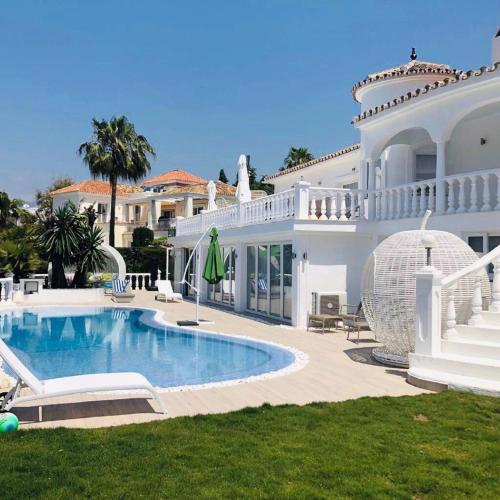 R32 Luxury Apartment in Villa with Pool and Garden