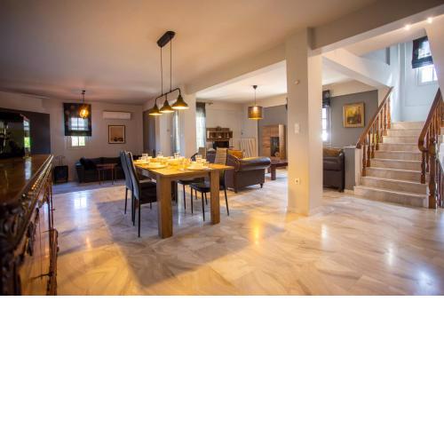 Τraditional fully detached villa on a luxurious hillock of Thessaloniki with its own garden also for family & wedding gatherings for 10 to 25 people only 15 minutes from airport