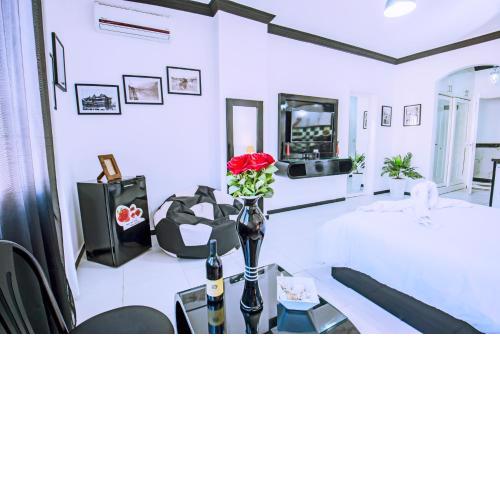 Rare 2BD Marina Hotspot With Pool, Fast Free WIFI & Balcony - 2 Kitchens & 2 Bathrooms - Western Standards - Sheraton Plaza 414-415