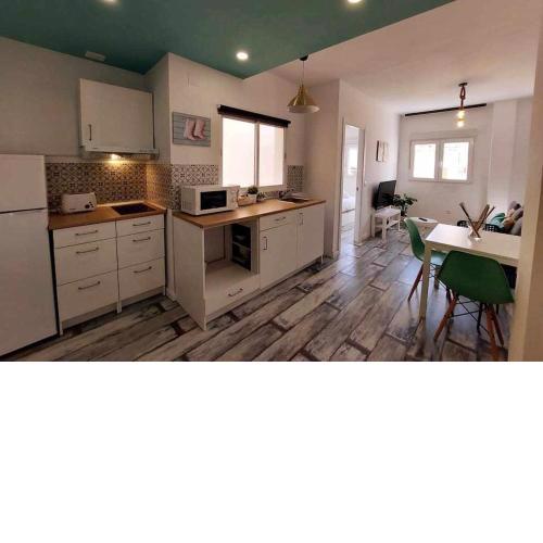 RASQUETA 3 Bonito apartamento junto a la playa