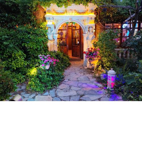 Refugio madera estilo árabe con estatuas, estanques y un pequeño zoo