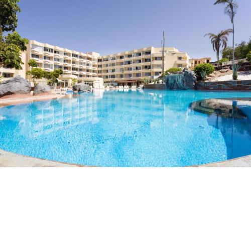 Refurbished 1 bedroom apartment with large pool - GP202