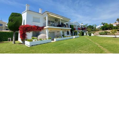 Refurbished 2-Bed Apartment in El Paraiso Alto