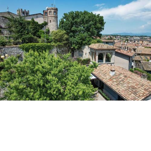 Relax by the Castle - lake in 120 mt