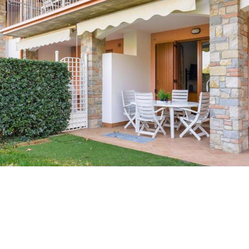 Relax by the pool - Garden - Garage