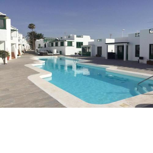 RELAX & POOL NEXT TO THE BEACH APT