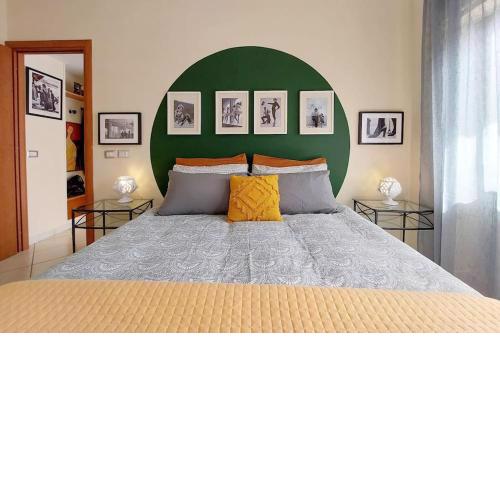 RELAX ROME WITH 2 BALCONIES - 2 bedrooms & 2 living rooms, comfortable, a walk from metro A Cornelia Battistini connecting to historic center in 15 minutes, train Gemelli from Civitavecchia port, 2 steps from all amenities, park, bus, cycle path