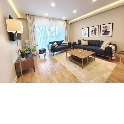 Relax Unwind Inviting 2br Apt, Cozy Interiors