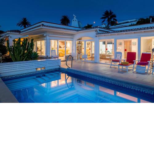 Relaxing villa with heated pool and luxurious views