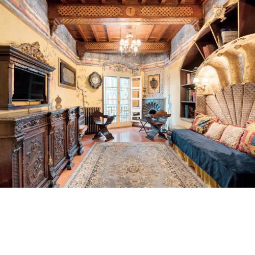 Renaissance Apartment in Historic Building with Duomo Views
