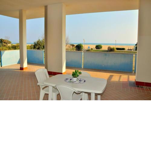Renewed two-roomed flat with swimming pool - By Beahost Rentals