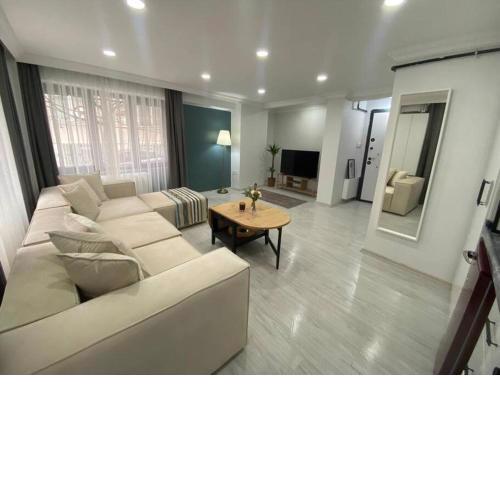 Renovated 2BR Apartment Near Metro