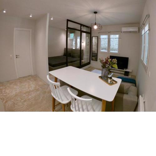 Renovated apartment in Kifissia Center near Metro G25