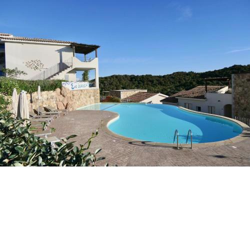 Residence con piscina a 4 km da Baja Sardinia