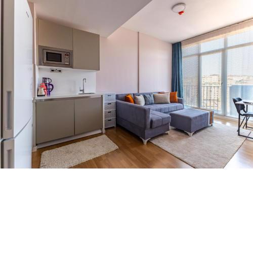 Residence w Balcony 5 min to Metrobus Golden Horn