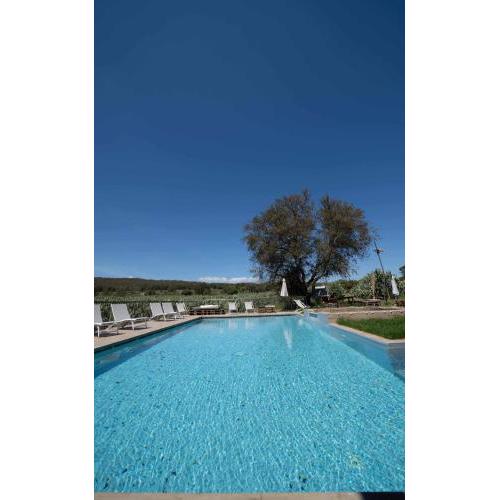 Resort con piscina e vicino al mare