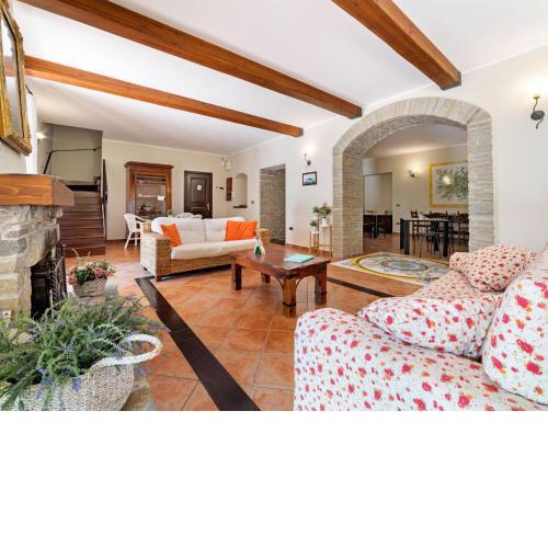 Restful villa in Albanella with hot tub