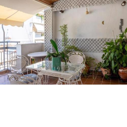 Retro Paradise in Athens! Chic 4BR Home near Metro