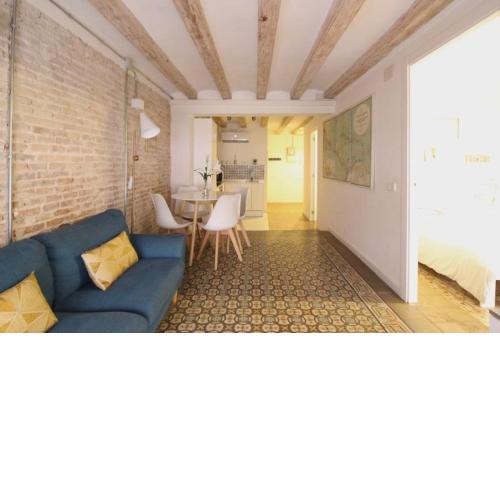 Revamped historic 3 rooms apartment in Barcelona center