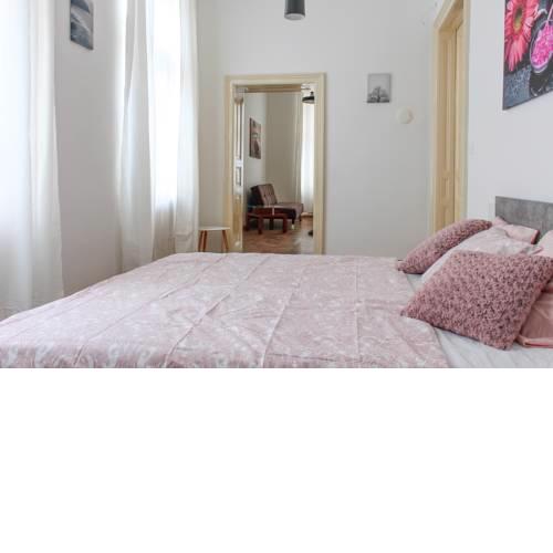 RICARDOS OLD TOWN APARTMENTS NEAR PRESIDENT PALACE FOR 6 PERSONS