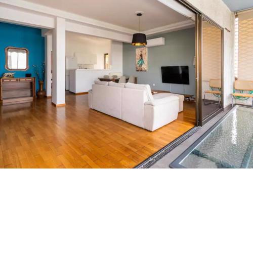 Βright Walled Designed Apt in Glyfada Center