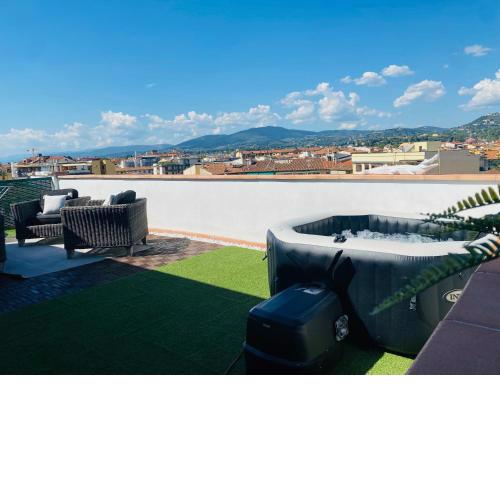 Rilassante SuperAttico con Viste sulle Coline e Jacuzzi - Perfetta Fuga Romantica