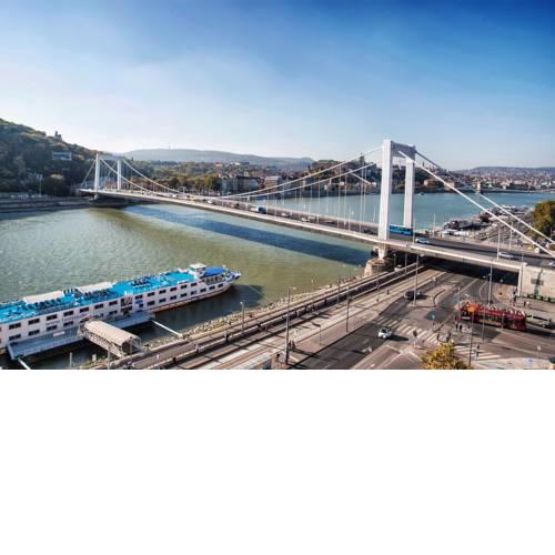 Riverside flat with King Castle view