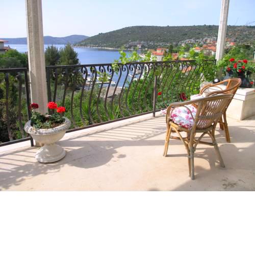 Robinson Holiday Home in Grabula Bay