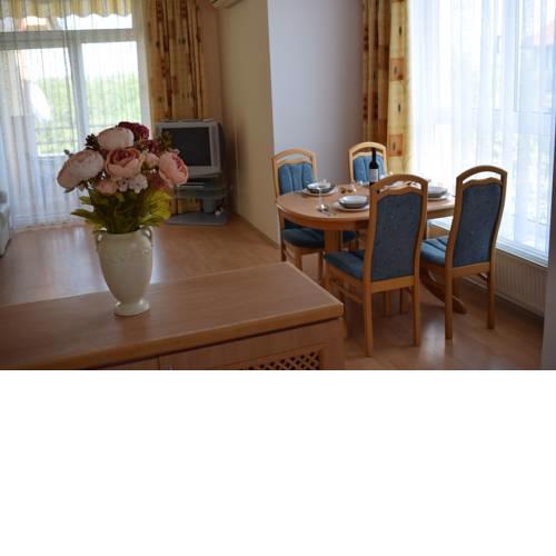 Romai Lakopark Pool Apartman