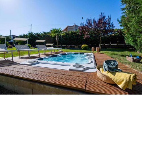 Romantic Apartment With Hot Tub - Happy Rentals
