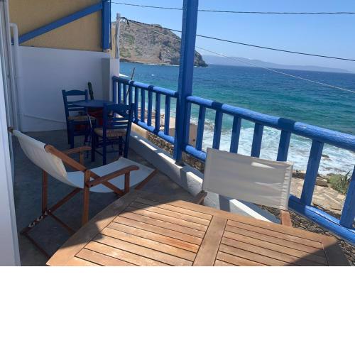 ROMANTIC HOUSE 6 STEPS FROM THE SEA