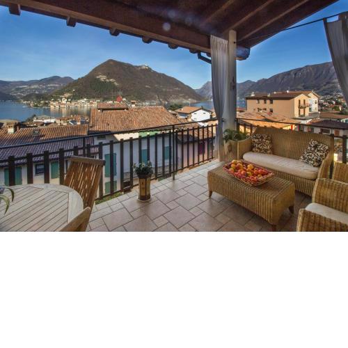 ROMANTIC LAKE VIEW HOUSE