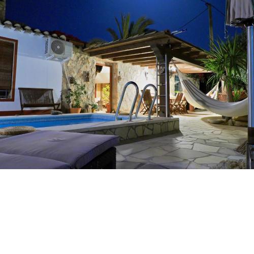 Romantisches Dachterrassenzimmer in Landhaus mit Pool
