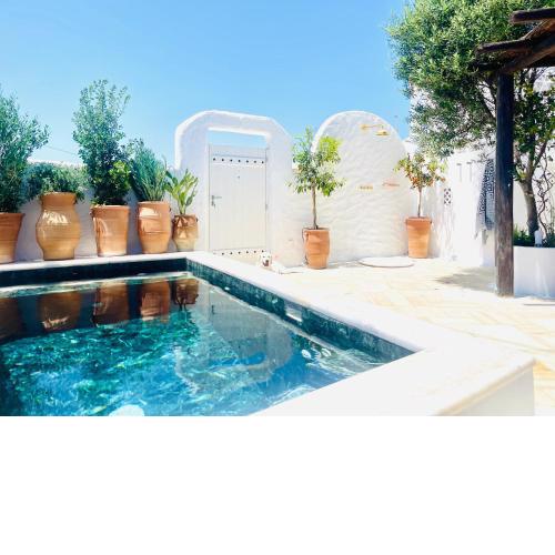 ROMEO AND JULIO SUMMER HOUSE