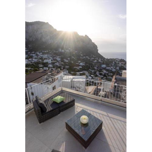 Rooftop Luxury Suite by CapriRooms