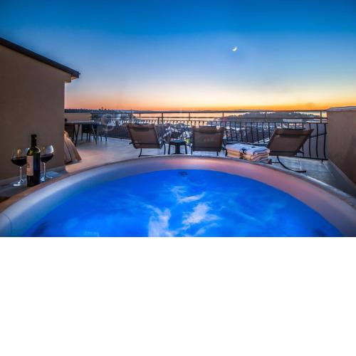 Rooftop Penthouse & Duplex Whirlpool