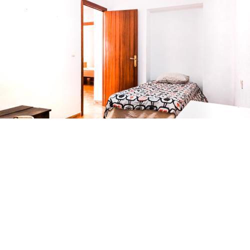 Room in Malaga Center, Homestay "Window to Road" - Habitación en Apartamento, Ventana a la careterra!