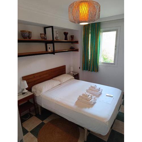 room private bathroom in shared apartment 50m from Gibraltar