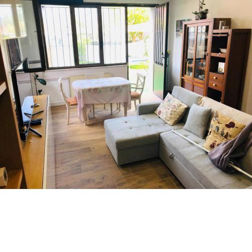 ROSALES Apartamento y jardín