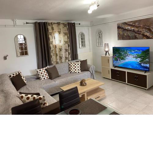 Roula s cozy apartment with private yard & parking