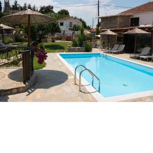 Roxani Farmhouse Getaway with Pool