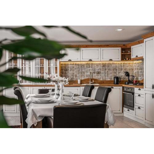 Royal Bliss Apartment - Old Town with free Parking