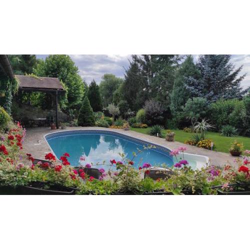 ROYAL GARDEN APARTMENTS ***