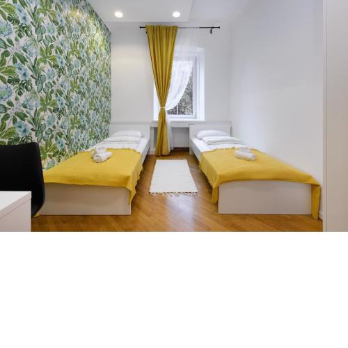 ROYAL ROOMS***
