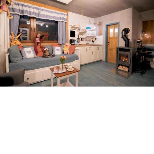 Rozkošný hosťovský apartmán s krbom v interiéri