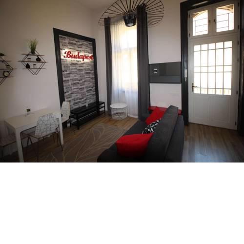 Rozy Studio - Centrally located, sunny studio with AC
