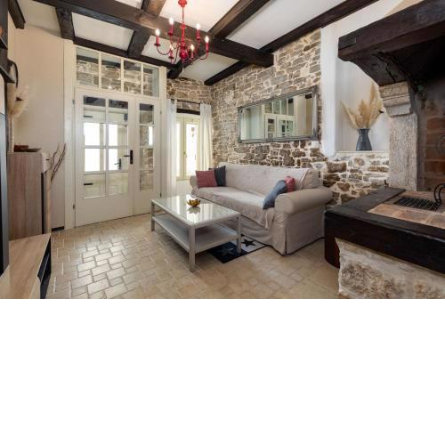 Rustic holiday house with jacuzzi, 4 Seasons