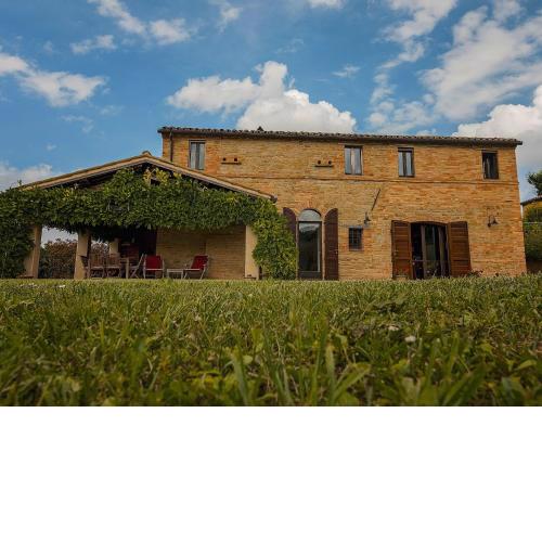 Rustic villa in Marche with private garden and pool