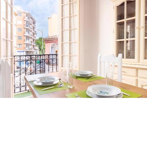 Sanders Jacaranda - Inviting Two-Bedroom Apartment Downtown